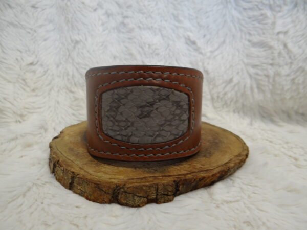 Bracelet en cuir insert cobra