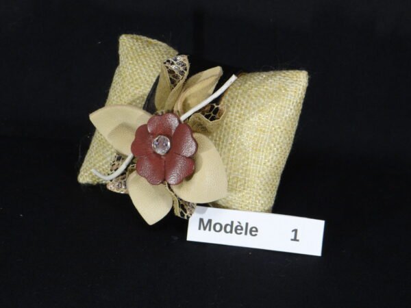 DSC01909 Bracelets "fleuris" en cuir