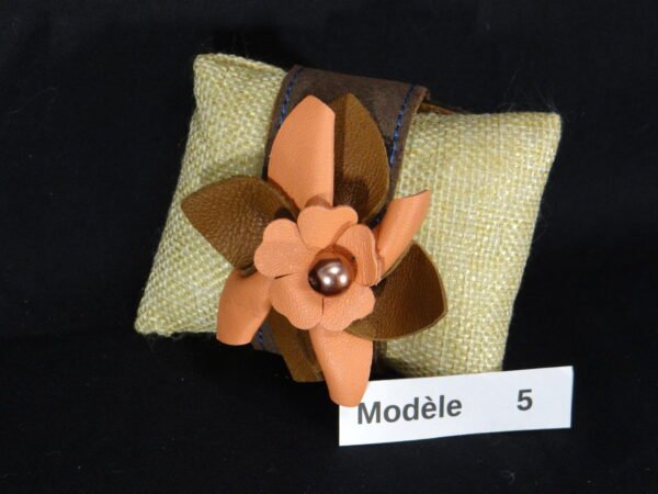 DSC01926 Bracelets "fleuris" en cuir