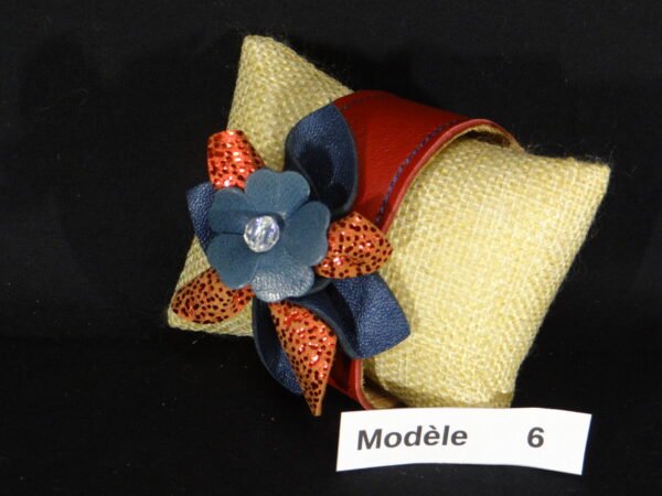 DSC01930 Bracelets "fleuris" en cuir