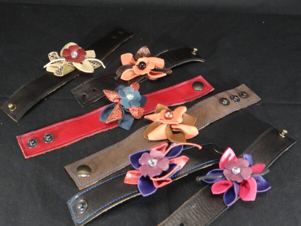 DSC01931 Bracelets "fleuris" en cuir