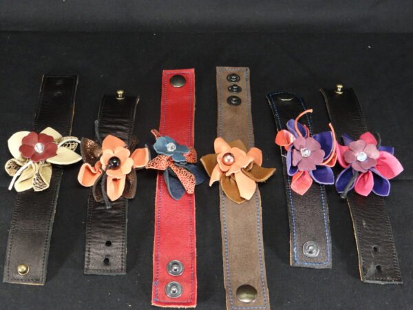 DSC01934 Bracelets "fleuris" en cuir
