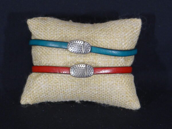 DSC01997 Bracelets en cuir simples et discrets