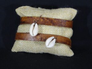 DSC02002 Bracelet en cuir avec coquillage Cauris