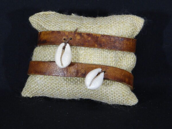 DSC02002 Bracelet en cuir avec coquillage Cauris