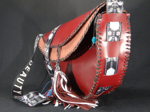 DSC02085 Sac besace grand format en cuir artisanal