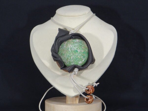 DSC02140 Colliers en cuir et en argile peints à la main - Modèle "Végétal"