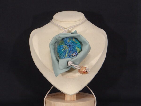 DSC02145 Colliers en cuir et en argile peints à la main - Modèle "Végétal"