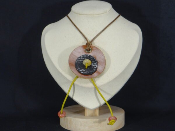 DSC02150 Colliers avec rond en cuir et breloque