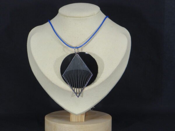 DSC02154 Colliers avec rond en cuir et breloque