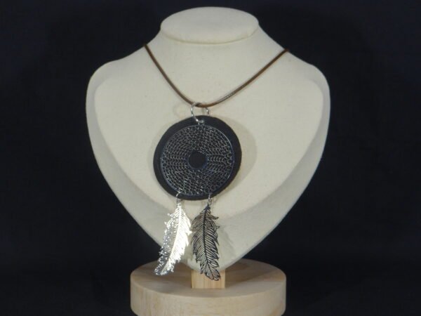 DSC02156 Colliers avec rond en cuir et breloque