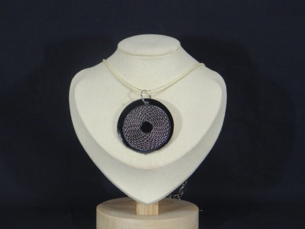 DSC02160 Colliers avec rond en cuir et breloque