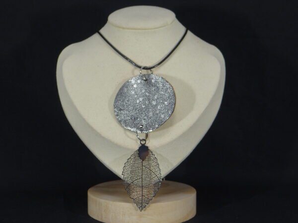 DSC02164 Colliers avec rond en cuir et breloque