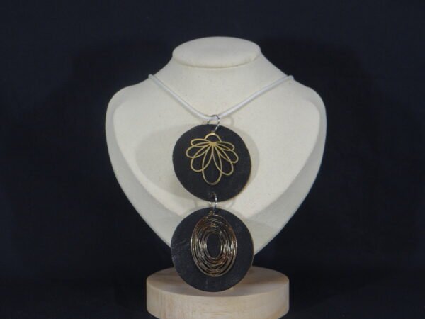 DSC02168 Colliers avec rond en cuir et breloque