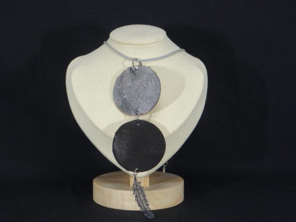 DSC02169 Colliers avec rond en cuir et breloque