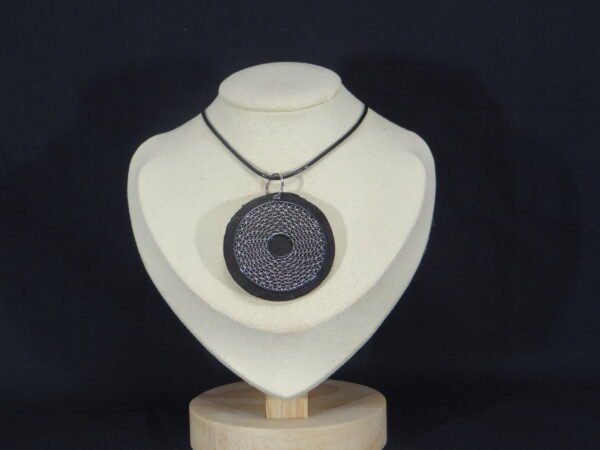 DSC02171 Colliers avec rond en cuir et breloque