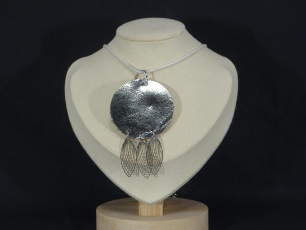 DSC02172 Colliers avec rond en cuir et breloque