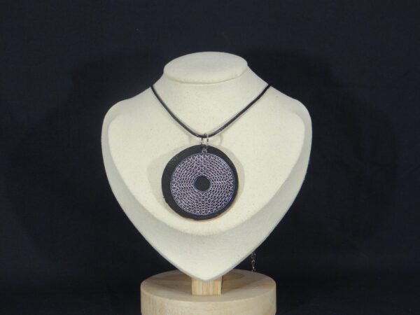 DSC02173 Colliers avec rond en cuir et breloque