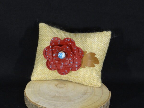 DSC02183 Broches en cuir véritable et uniques