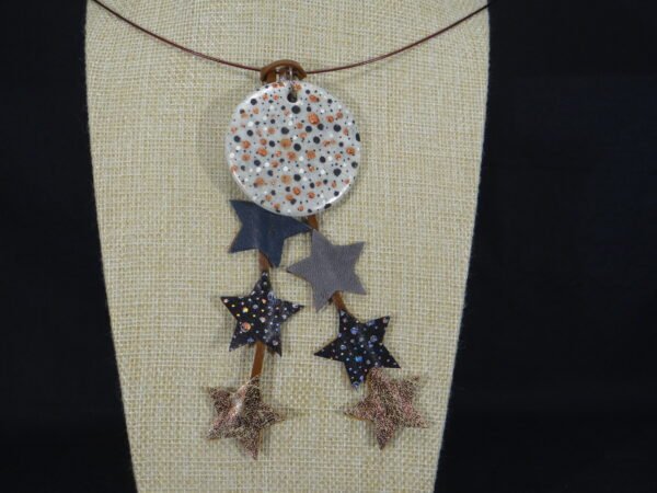 DSC02187 Colliers en porcelaine et cuir - Modèles "étoiles"