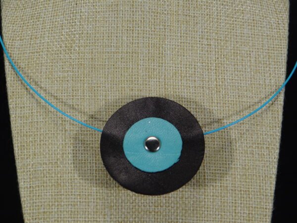 DSC02195 Colliers cuir et acier style Vintage