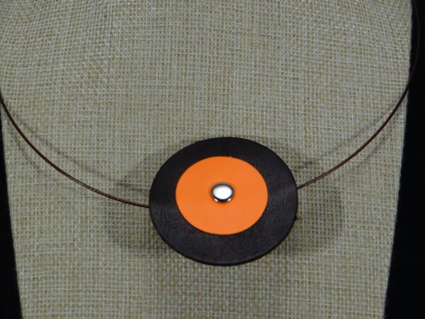 DSC02205 Colliers cuir et acier style Vintage