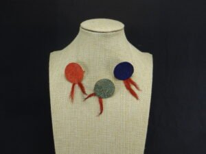 DSC02277 Broches cuir de poisson et plumes - Modèles "Légèreté"