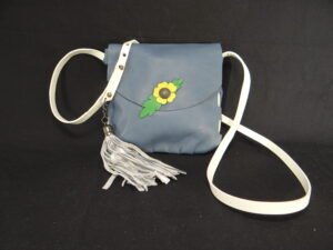 DSC02305 Petit sac bandoulière en cuir bleu et blanc