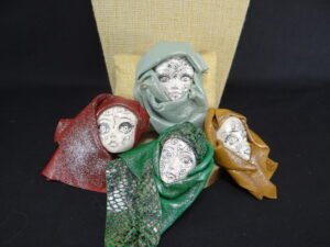 DSC02331 Broches artisanales - Visage féminin en plâtre peint à la main